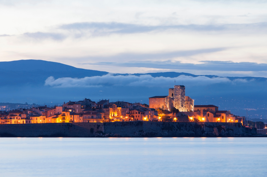 Découvrez Antibes avec HEP TAXI : circuits touristiques sur mesure.