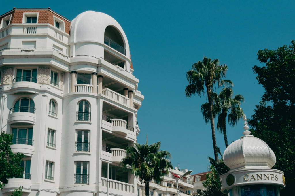 Découvrez Cannes avec HEP TAXI : circuits touristiques sur mesure.