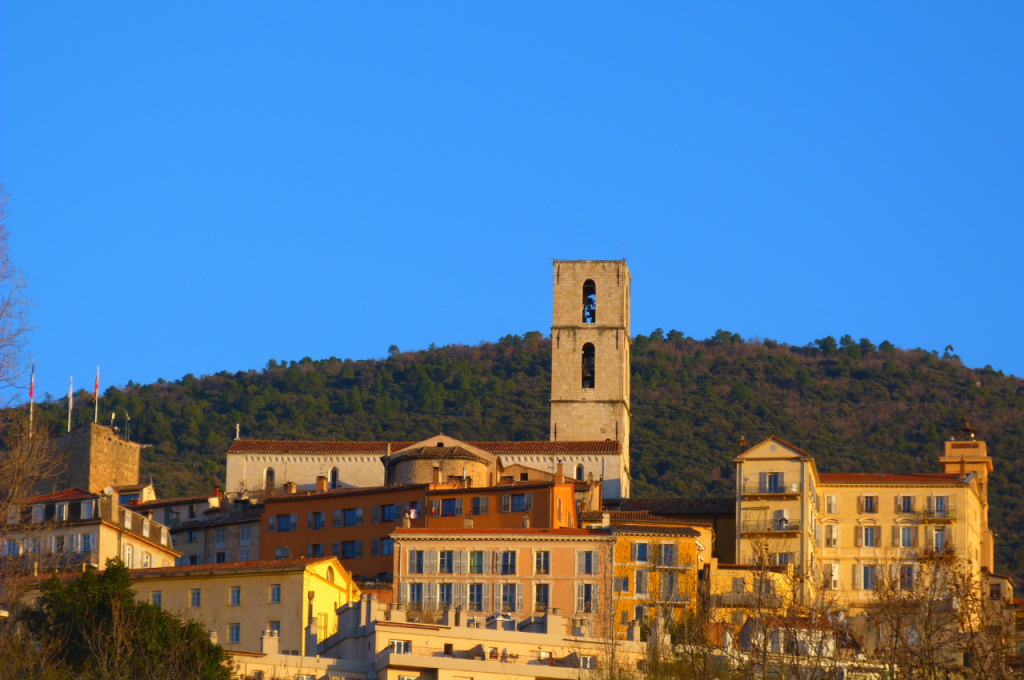 Découvrez Grasse avec HEP TAXI : circuits touristiques sur mesure.