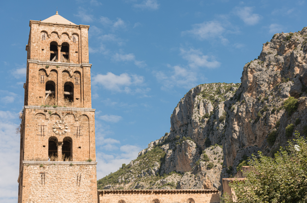 Découvrez Moustiers avec HEP TAXI : circuits touristiques sur mesure.