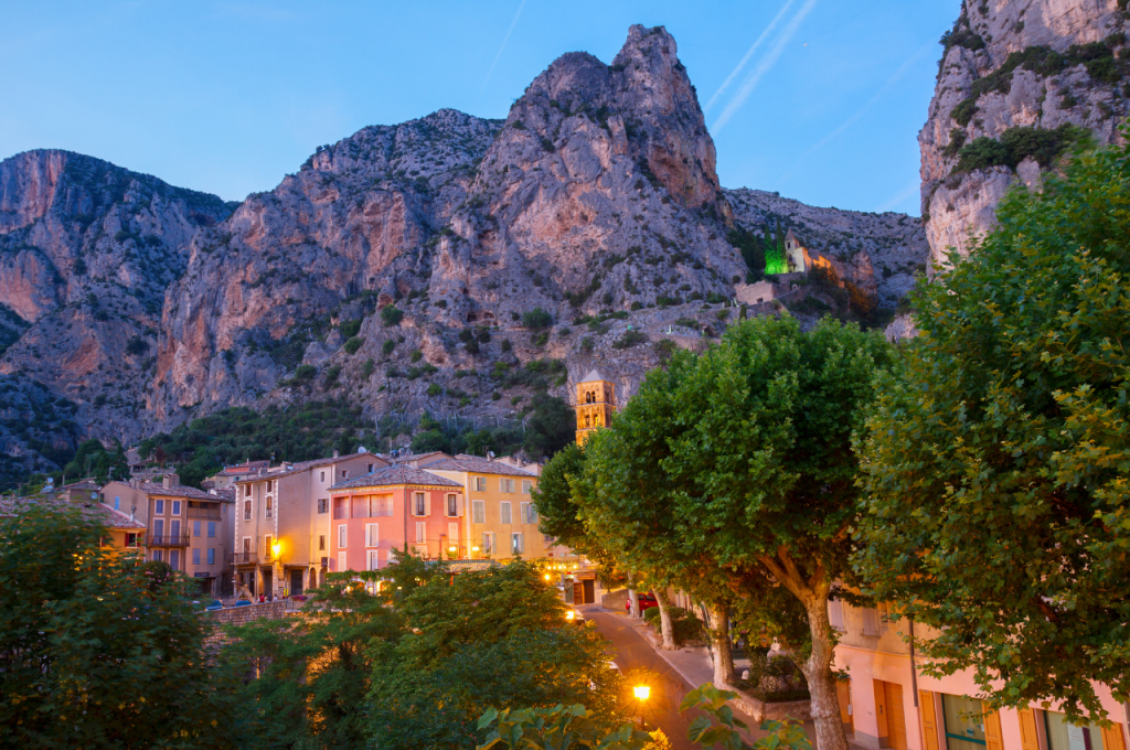 Découvrez Moustiers avec HEP TAXI : circuits touristiques sur mesure.