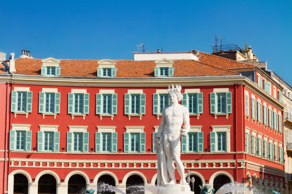 Découvrez Nice et la Promenade des Anglais avec HEP TAXI : circuits touristiques sur mesure.