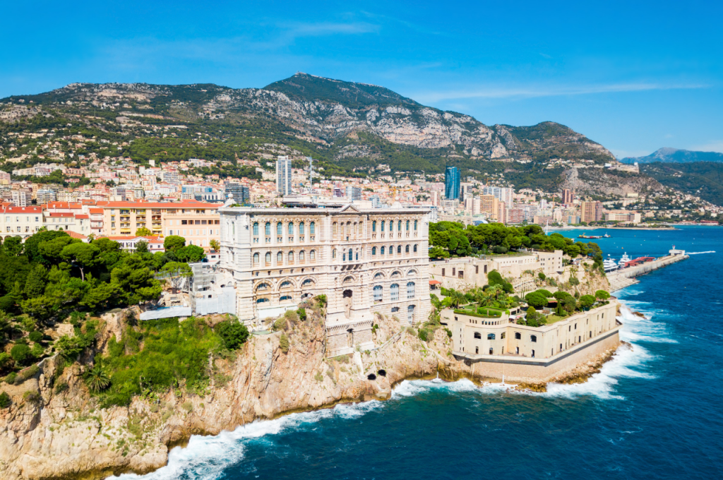 Découvrez Monaco et son Palais avec HEP TAXI : circuits touristiques sur mesure.