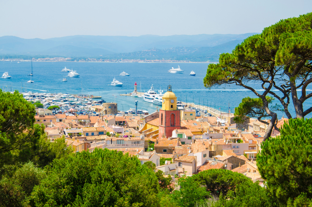 Découvrez Saint-Tropez avec HEP TAXI : circuits touristiques sur mesure.