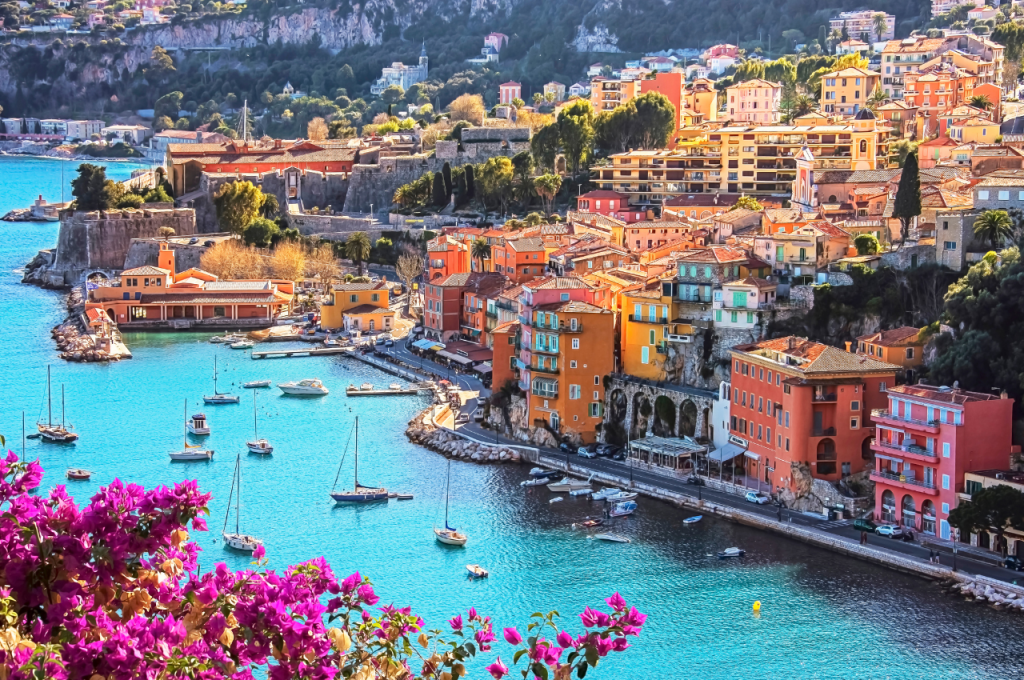 Découvrez Villefranche sur Mer avec HEP TAXI : circuits touristiques sur mesure.