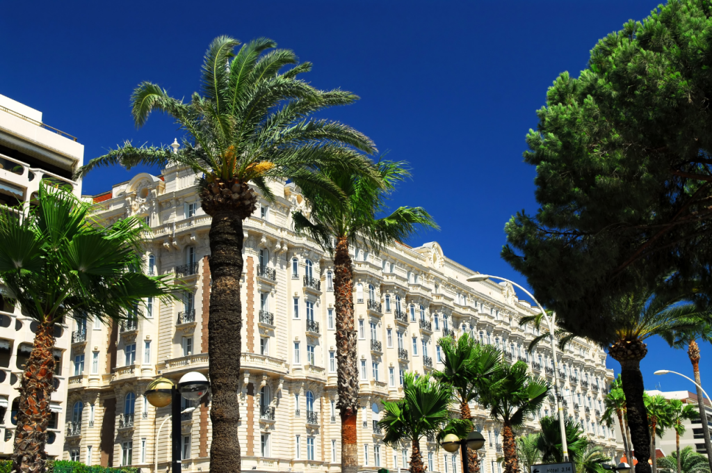 Découvrez Cannes et la croisette avec HEP TAXI : circuits touristiques sur mesure.